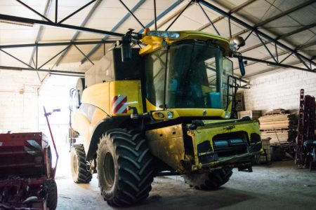 Žuti kombajn marke New Holland CR 980 - Desna strana