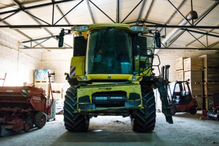 Žuti kombajn marke New Holland CR 980 - Prednja strana